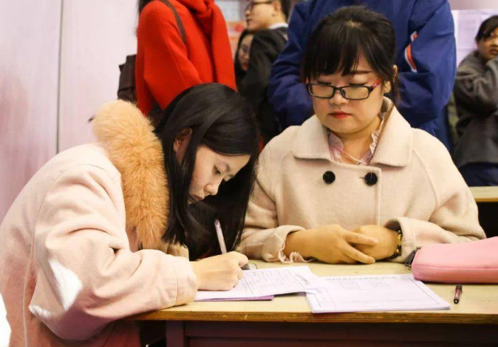 春节|职场歧视何时休?女生只因已婚未育,上班首日就遭公司无情辞退