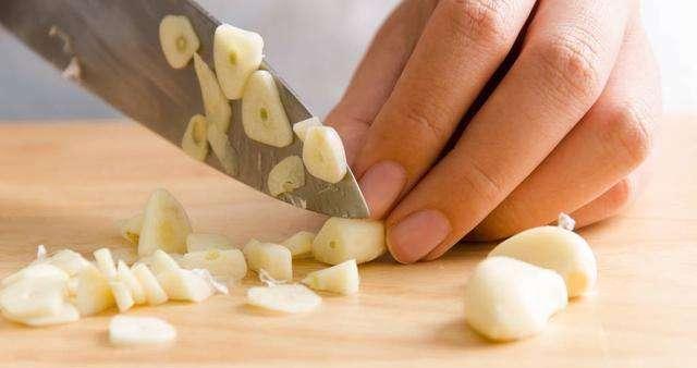 痛风|大蒜在眉毛上擦两下，能够帮助我们解决什么问题？早了解早好