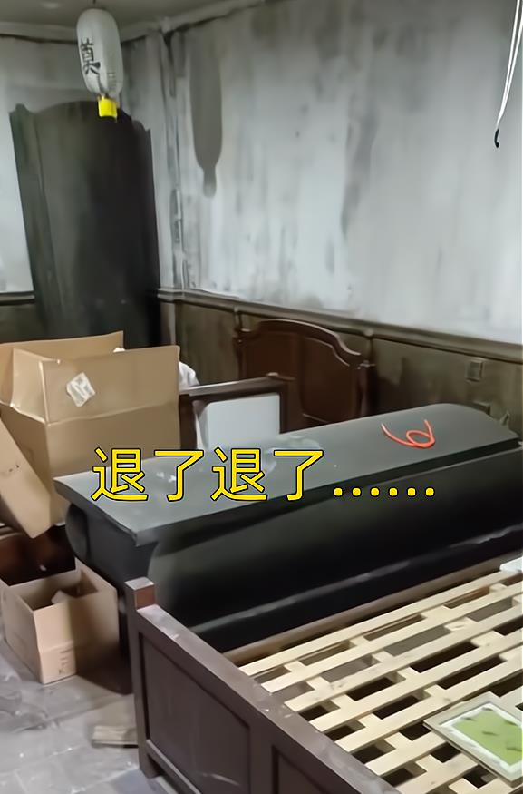 重庆男子入住酒店,发现屋内摆4口棺材,员工:这是我们的特色