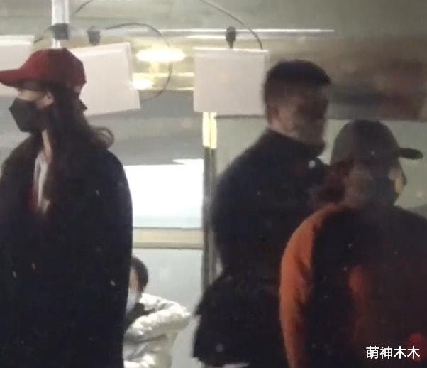 春晚|春晚最后一次联排结束，众星深夜下班，赵丽颖穿红色大衣明媚动人