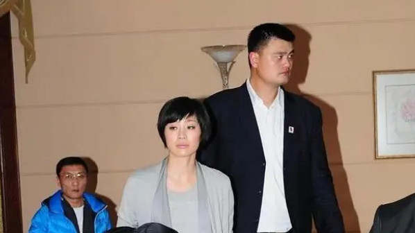 姚明|叶莉与姚明结婚15年，夫妻恩爱无绯闻，41岁越发魅力，拒生2胎