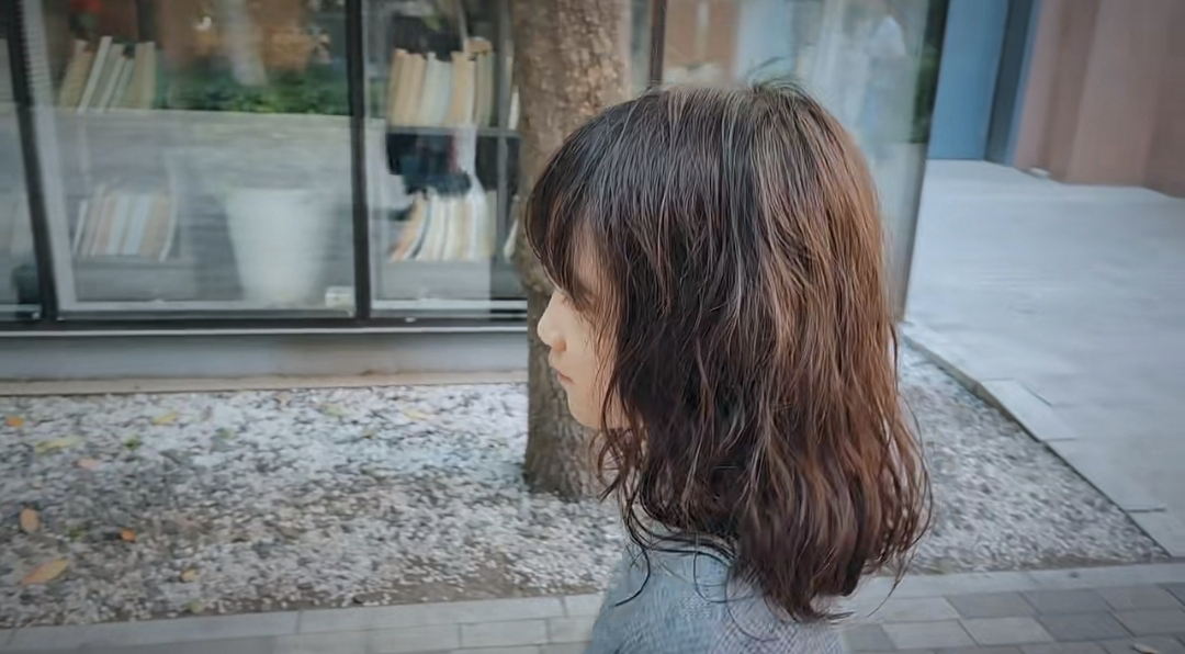 孙莉 黄磊孙莉好开明，带8岁小女儿烫发，多多晒自拍也挑染白发画风成熟