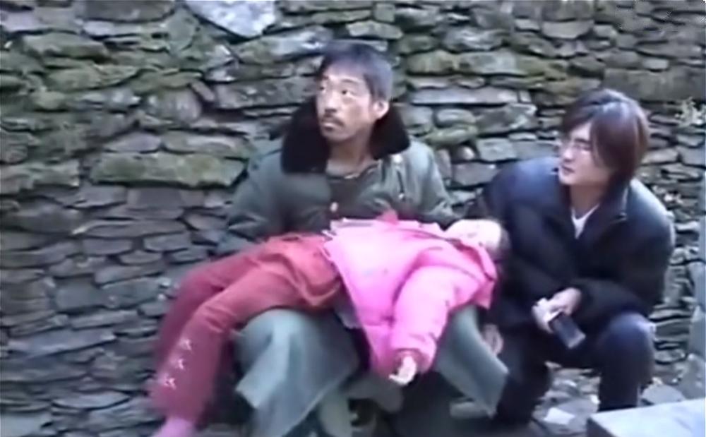 关晓彤|谁能想到,18年前在片场拔香川照之胡子的小女孩,现在竟然这么红