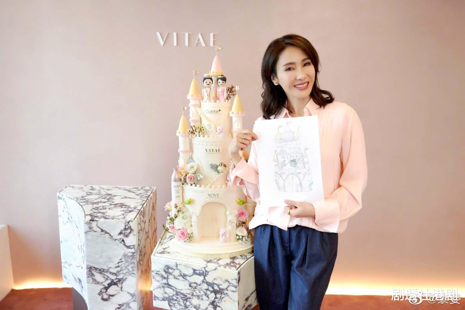 黎姿|罕见晒夫妻合照！50岁黎姿喜迎结婚13周年，大十几岁老公难得出镜