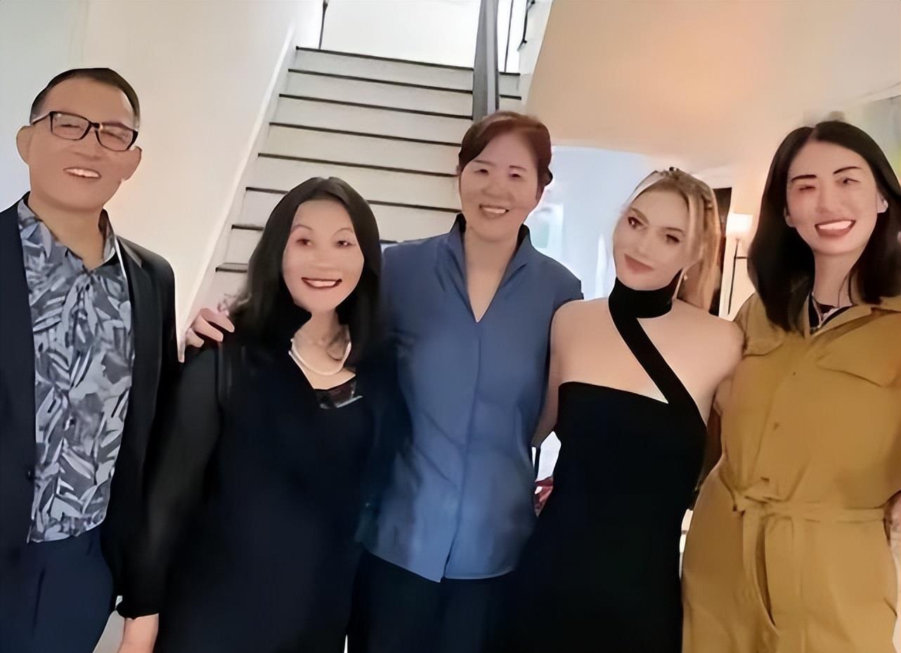 穿衣搭配 郎平带女儿和朱婷聚餐，T恤配短发精神抖擞，女儿和妈妈气质真像