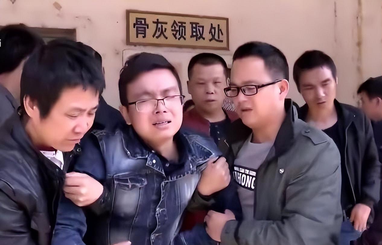 2017年湖南小伙查出绝症,不到4小时,父母先后在同一水塘跳河