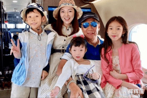 演唱会|富士康老板一家现身演唱会,母亲坐轮椅,娇妻素颜暗沉!