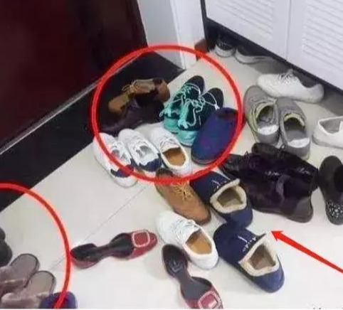 收纳|建议每个家庭：鞋子不要都堆在门口，学学别人做法干净美观上档次