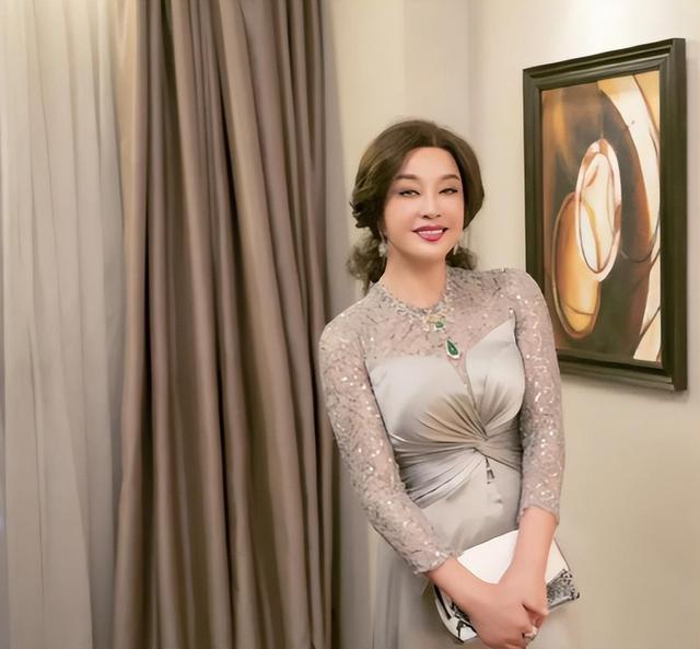 刘晓庆|刘晓庆不扮嫩反而显气质，穿缎面裙优雅又高级，一看就有阔太派头