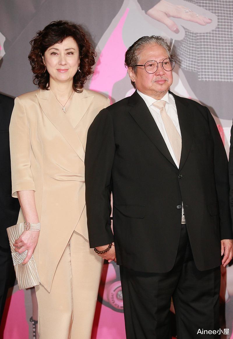 洪金宝妻子不像老太太，穿套装大气温婉，混血气质挺高贵的