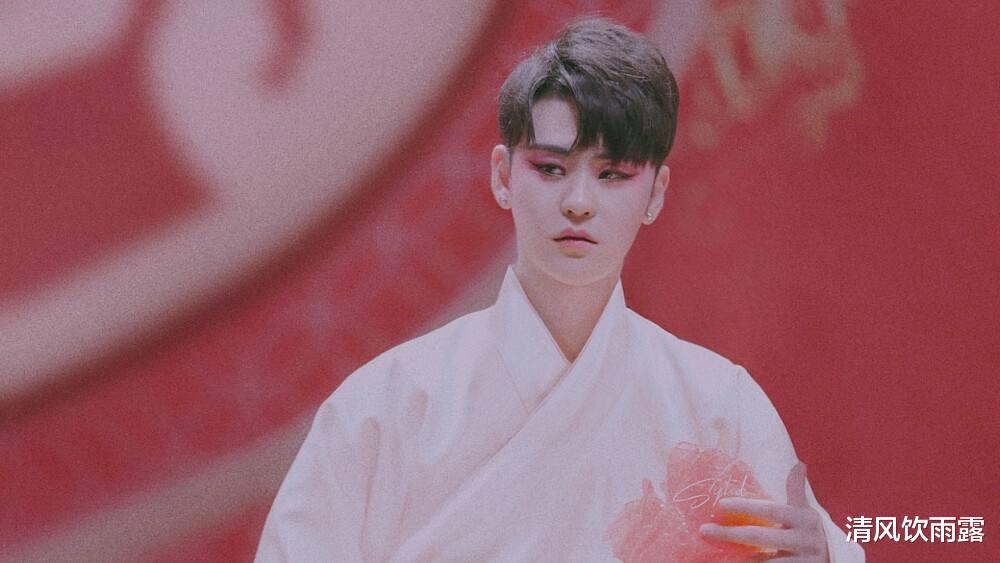 |张云雷回归德云社11周年，郭德纲特地发文捧场，如今却难见登台