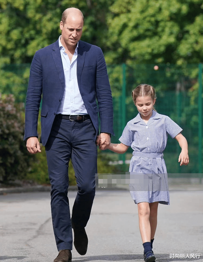 夏洛|凯特送孩子上学满脸喜意!乔治哥俩穿同款帅成风景线,夏洛特好美