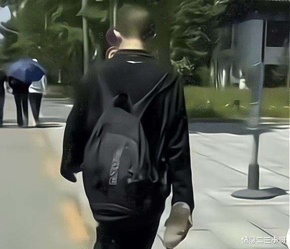 杭州 北大韦东奕换“光头发型”,看上去精神多了,女生抢着与他合照