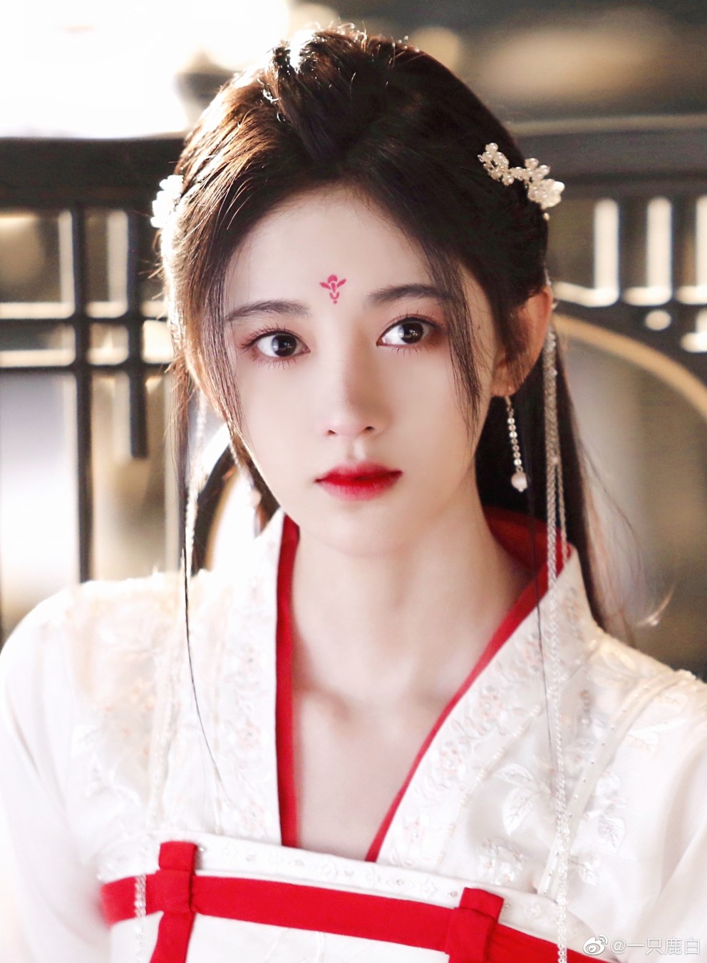 鞠婧祎|鞠婧祎真的很喜欢古装额饰造型,她的每部剧基本上都会有额饰