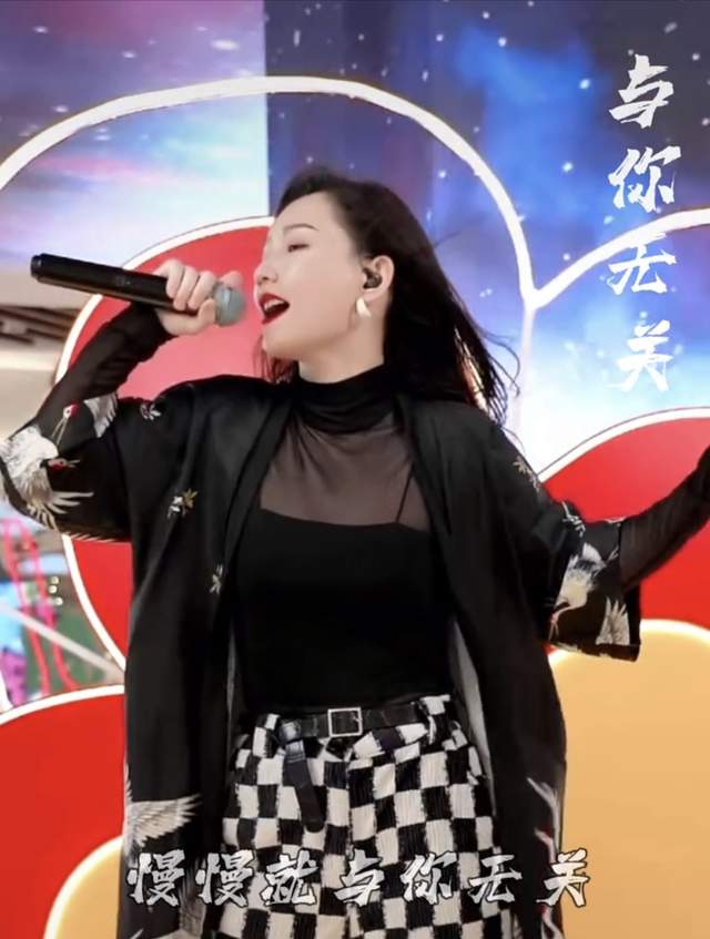 甄嬛|首届超女十强歌手摆摊直播,商场嗨唱太吵闹,被曝遭投诉后换场地