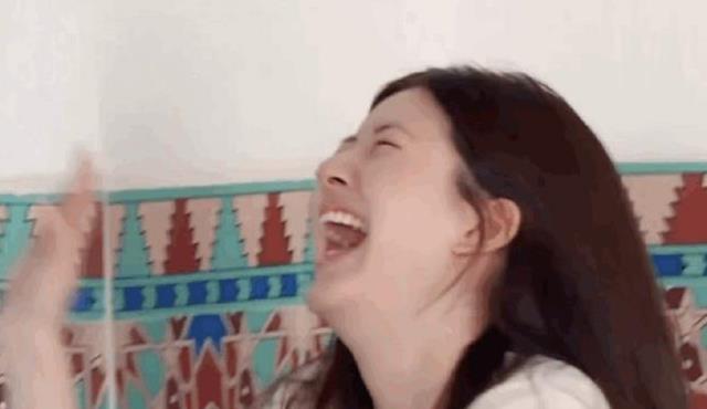 赵露思|赵露思上小学照曝光，原装妈生脸等比长大，整容明星怎么看