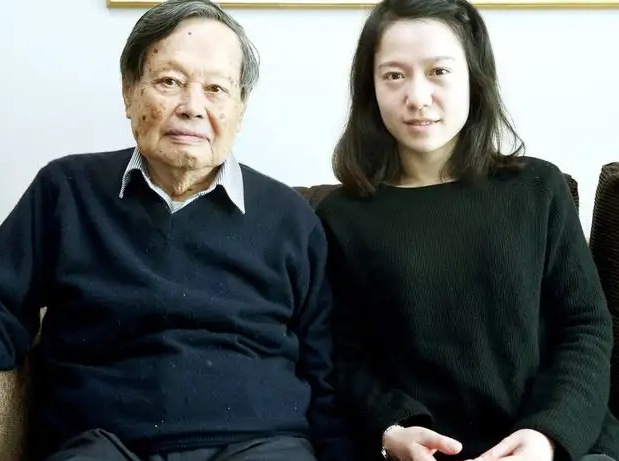 港独|46岁的翁帆为何还对100岁的杨振宁死心塌地!看了杨教授的“收入”你就明白了