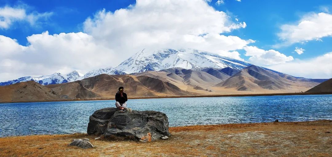 喀什|初夏的南疆，一半雪山沙漠，一半沙白湖蓝！