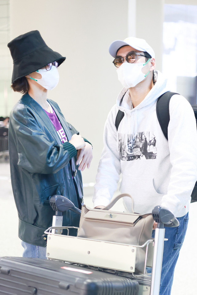 张歆艺|袁弘夫妇现身机场热聊不停感情好，张歆艺瘦回女神范天鹅颈抢镜