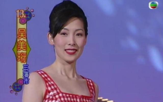 吴美珩|50岁吴美珩携女逛街罕露脸,打扮休闲难掩气质,15岁女儿身材高挑