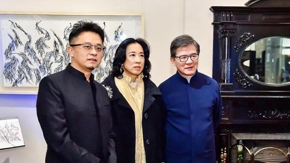 朱玲玲|富豪罗康瑞罕见陪伴朱玲玲！一身黑色复古装儒雅帅气，头发已全白