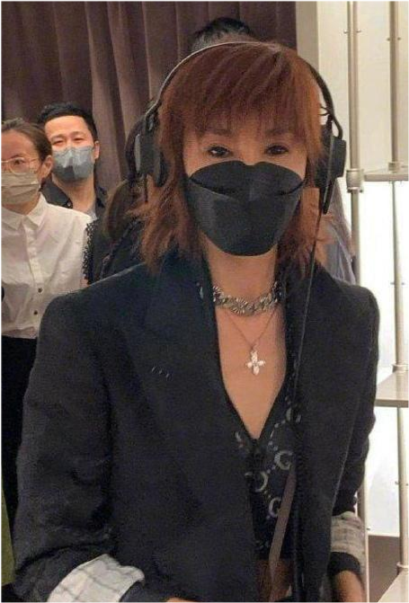 张曼玉|张曼玉久违亮相气场强大！穿西装硬秀性感身材，郭富城谢霆锋都成保镖