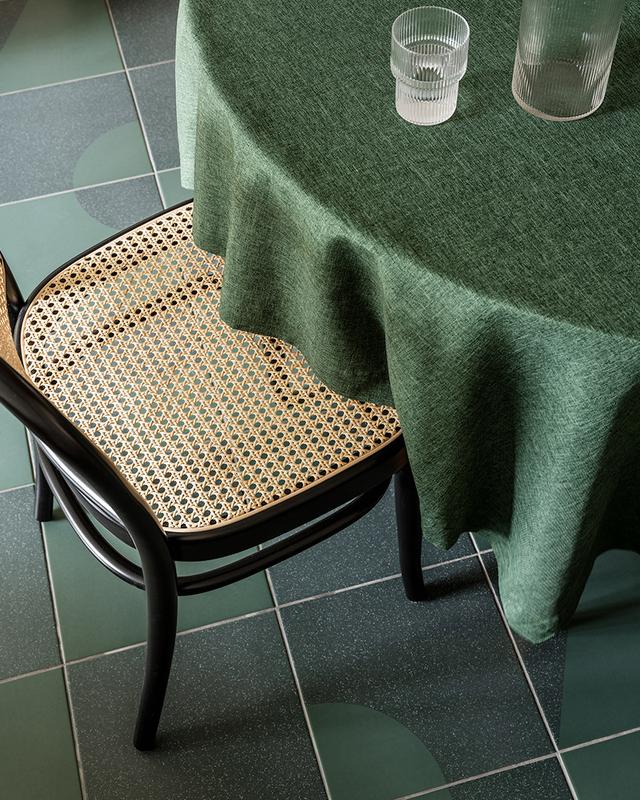 仅55平中古风小户型,深沉墨绿配明亮黄,每一件家具都非常适合