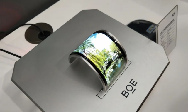 隔离|柔宇向左，京东方向右，5G屏幕后是折叠屏吗？