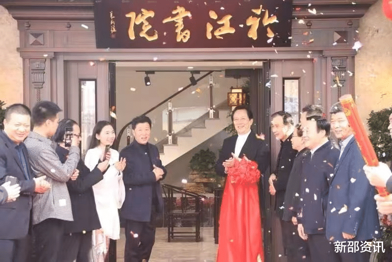 唐国强|唐国强消瘦腿脚僵硬！与网红握手后反复擦手，被指嫌弃对方引争议