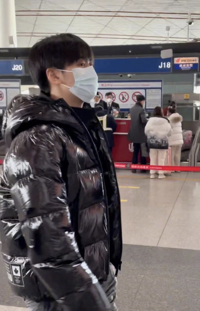 张子枫|卷入焉栩嘉风波后张子枫首次现身，目光无神显忧郁，已更换手机壳