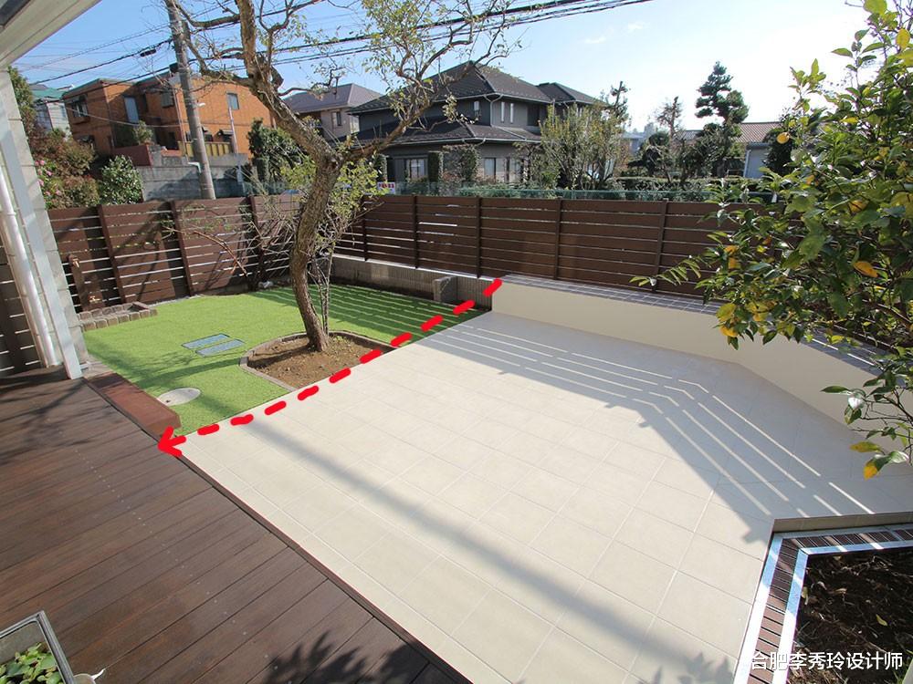 院子通铺水泥地过时了,甲板+草坪+沙地混铺,简单几种材料就很美