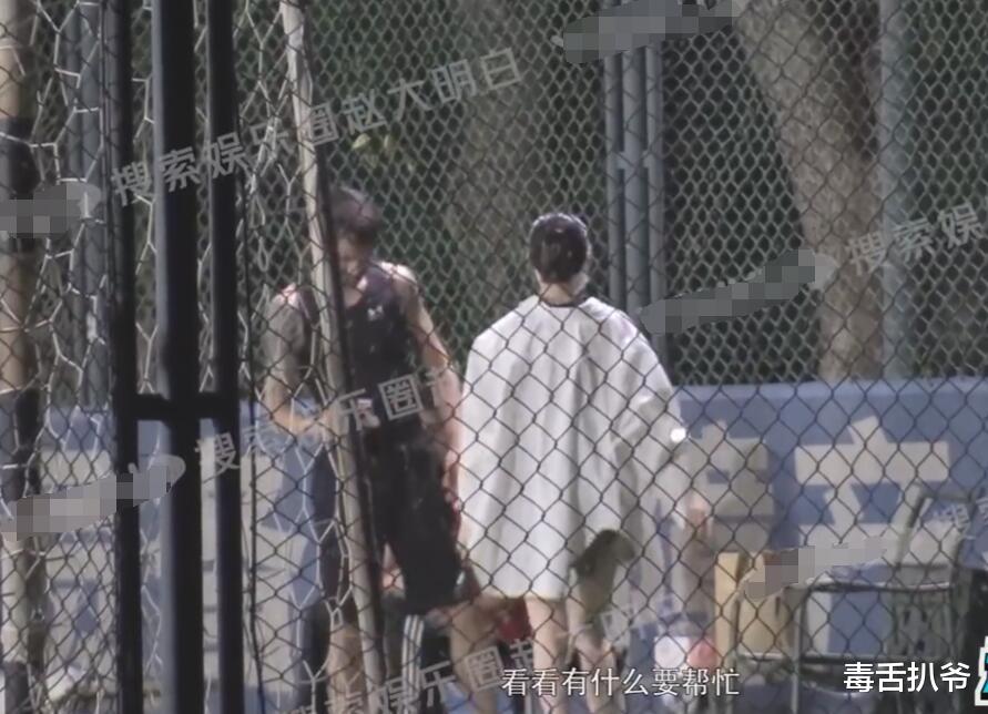 许魏洲|许魏洲带妻子现身球场!女方一脸迷妹状看老公,两人互动超有爱