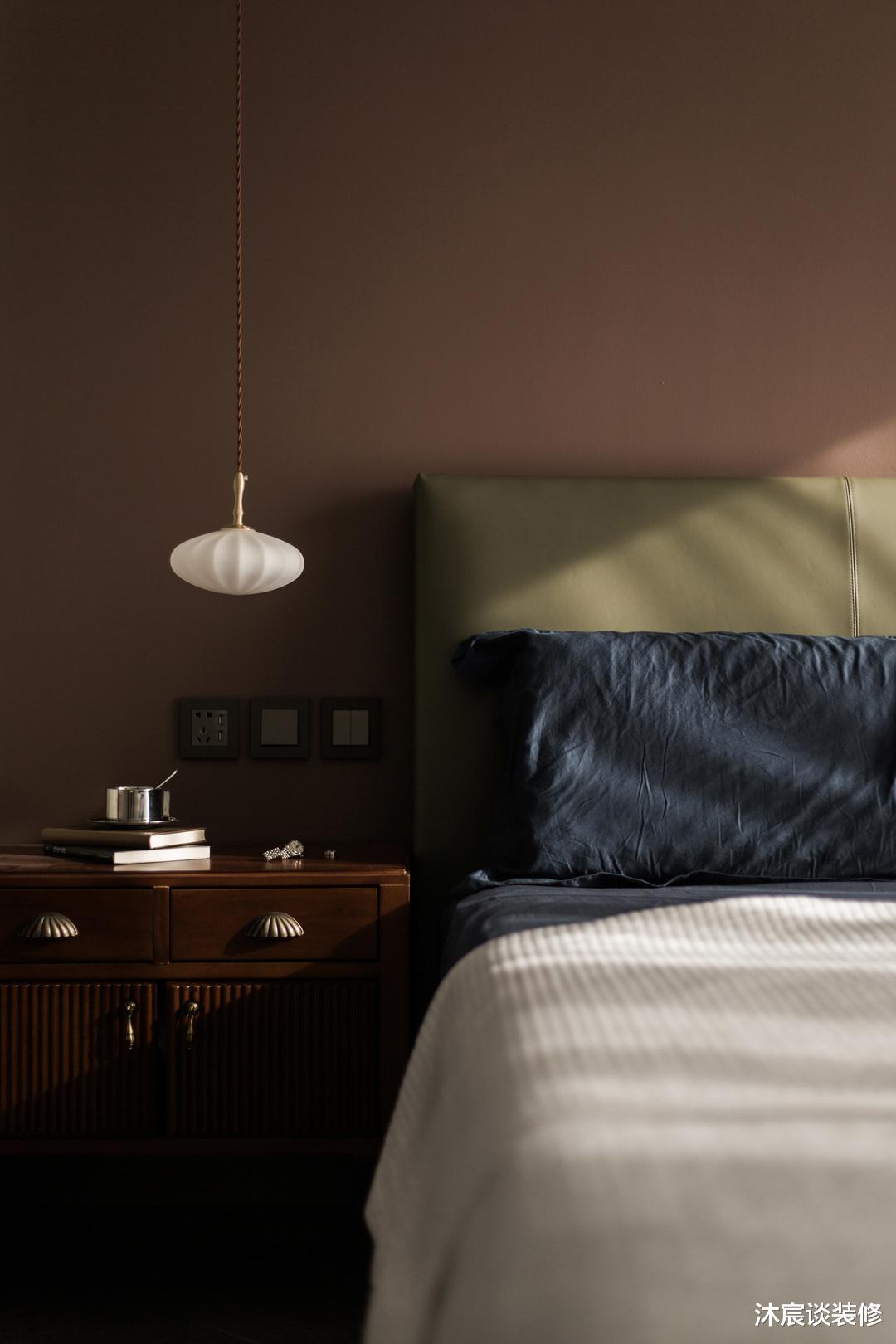 她的新家,一个玄关就能让人驻足欣赏许久,室内复古优雅,很治愈