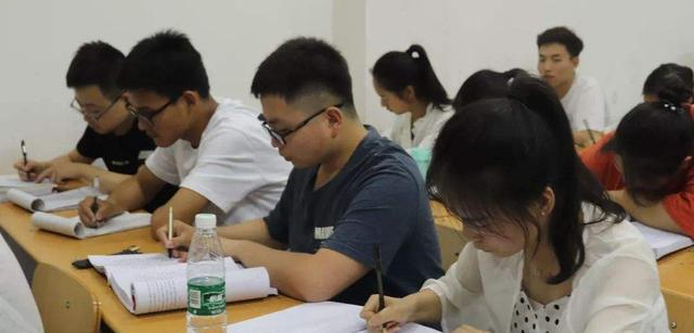 高校|高校招聘拟录名单被流出,“水博”引众人不满,学渣也能当老师吗