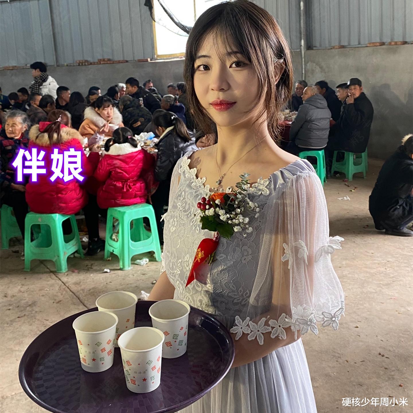 河南:新娘帮伴郎点烟被戏耍,朋友用水浇灭,女生:应该浇他头上