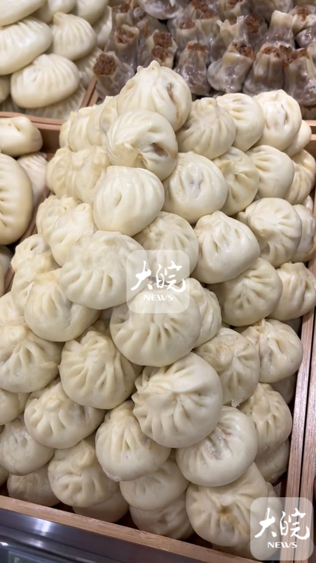 永辉超市被曝包子上有活蟑螂在爬动,超市回应:相关食品已撤掉