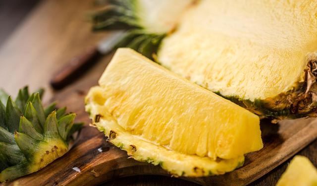 买菠萝时,挑长的还是圆的?记住这3点,香甜又多汁,一挑一个准