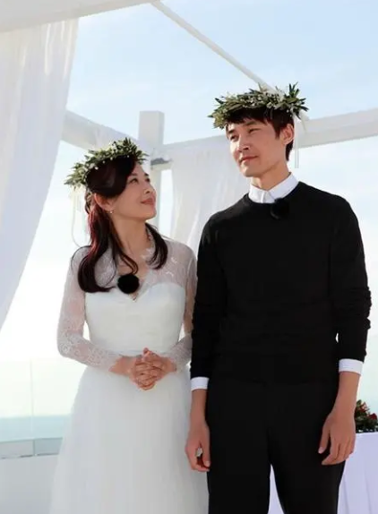 陈松伶|51岁陈松伶玩下衣失踪，身材壮硕比70岁婆婆还胖，同框像姐妹