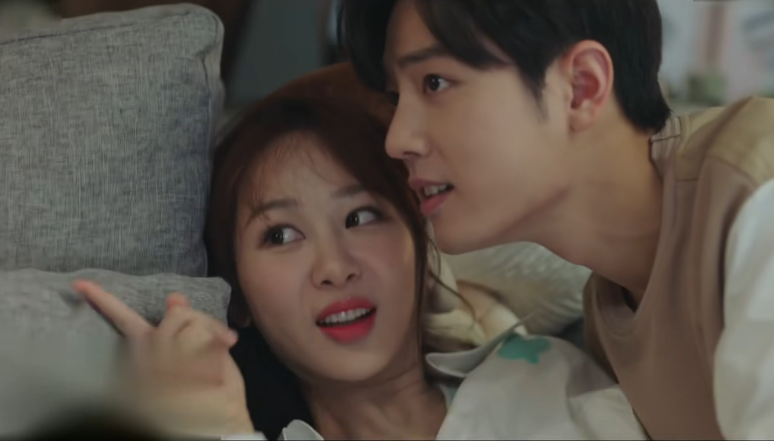 余生|《余生》高开疯走，男女主上演沙发壁咚，循环播放十遍姨母笑不停