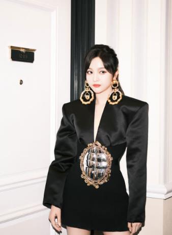 吴宣仪|把铜镜戴在腰上？吴宣仪超大耳环挂在肩膀，网看傻：超恐怖