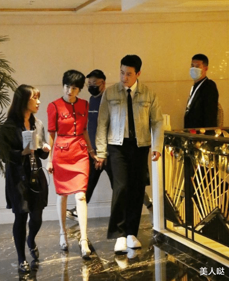 鲍蕾|陆毅携老婆亮相,鲍蕾穿小香风裙美艳似贵妇,他男团打扮却盖不住油腻感