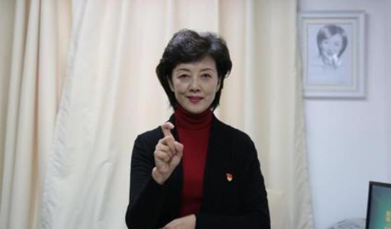 朱广权|央视周晔：直播25年从不说话，却在采访时直言：想给朱广权一巴掌