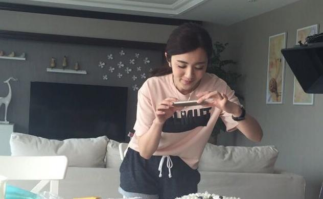 参观王晓晨住的豪宅，在家也会背剧本，累了直接躺沙发上睡