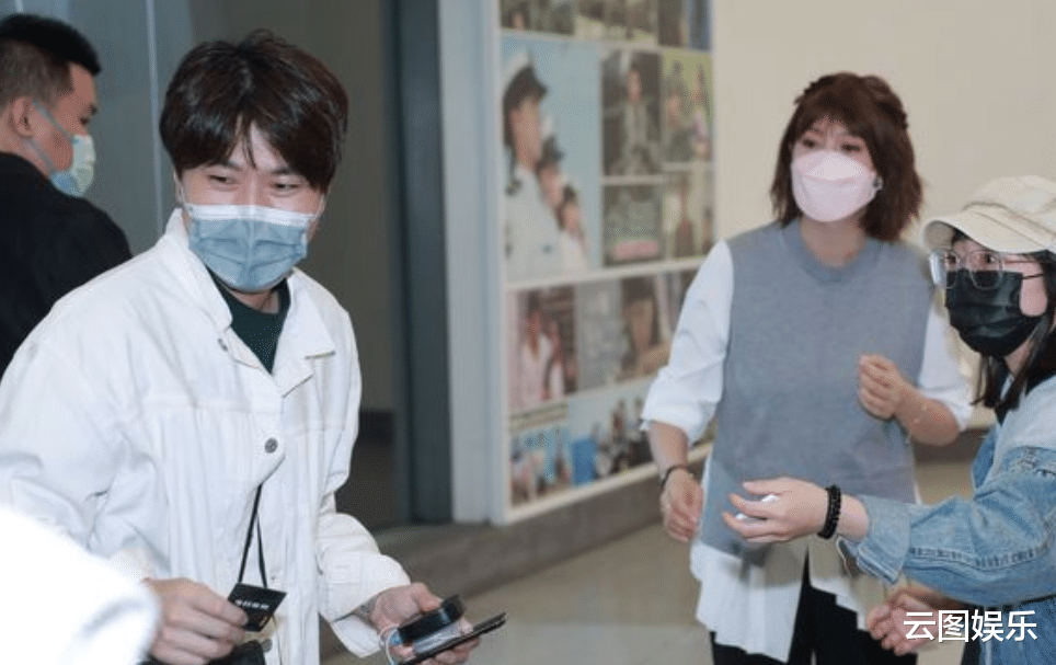 贾静雯|36岁女星患癌化疗副作用大!称头发掉光指甲全断,脸长满痘像毁容