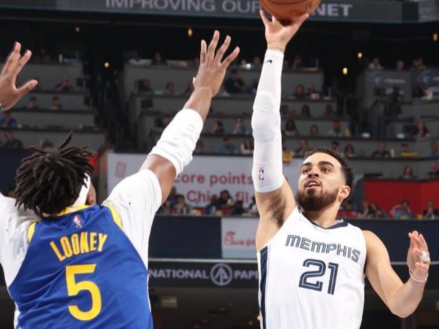 灰熊队|1-0领先！科尔变阵收效！格林遭驱逐，小佩顿立功！灰熊双少饮恨