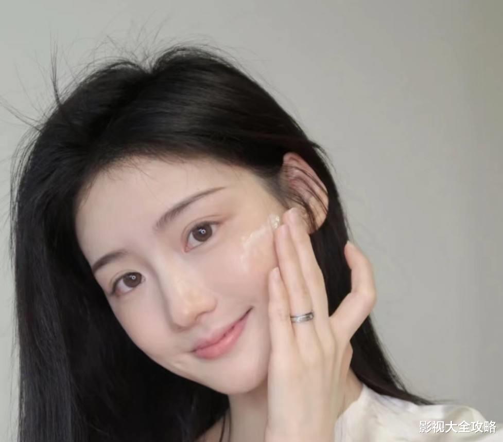 护肤品 女人过了40岁，脸上不需要涂这么多护肤品，用这3样就够了