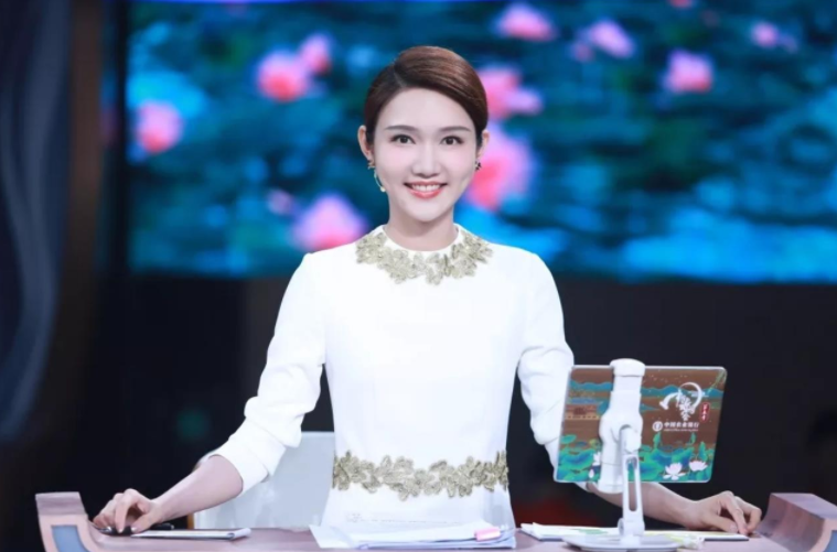 龙洋|湖南妹子龙洋将主持23年央视春晚,颜值高能力强,毕业院校惹争议