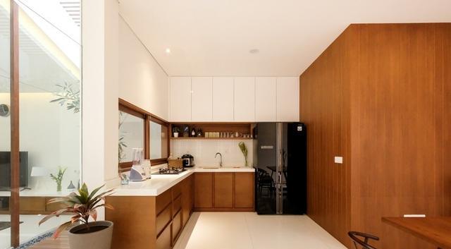 有幸买到独栋,也要将水泥顶砸掉换成木格栅,在室内打造天井花园