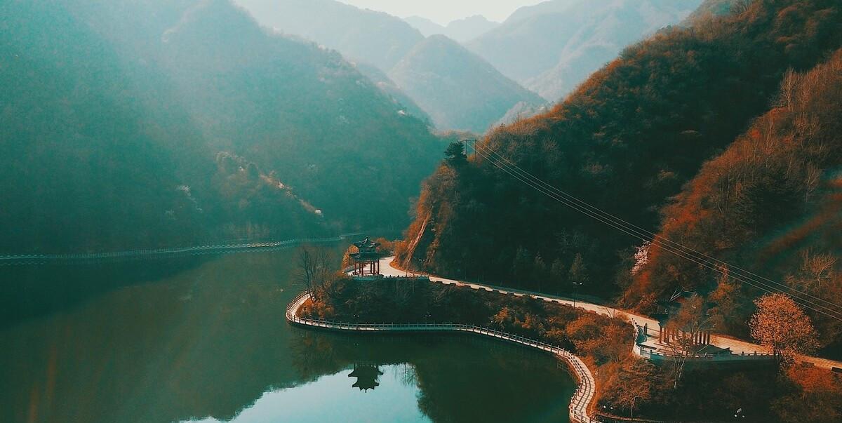 男子爬山爬一半发现景点在对面山头:内心绝望,想飞过去