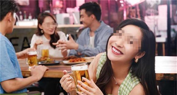 2021年湖北美女醉倒健身场,遭陌生男子强行发生关系,最终酿悲剧